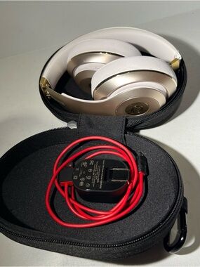 Beats Dr. Dre Studio 2 Wireless Over Ear Bluetooth Headphones B0501 Gold/White